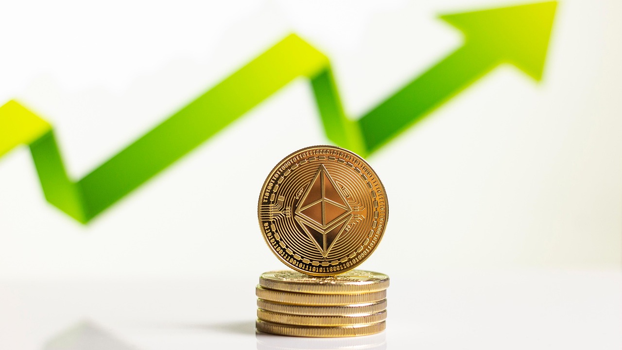عملات معدنية متراصة تحمل شعار عملة إيثيريوم (Ethereum)، وفي الخلفية سهم صاعد باللون الأخضر