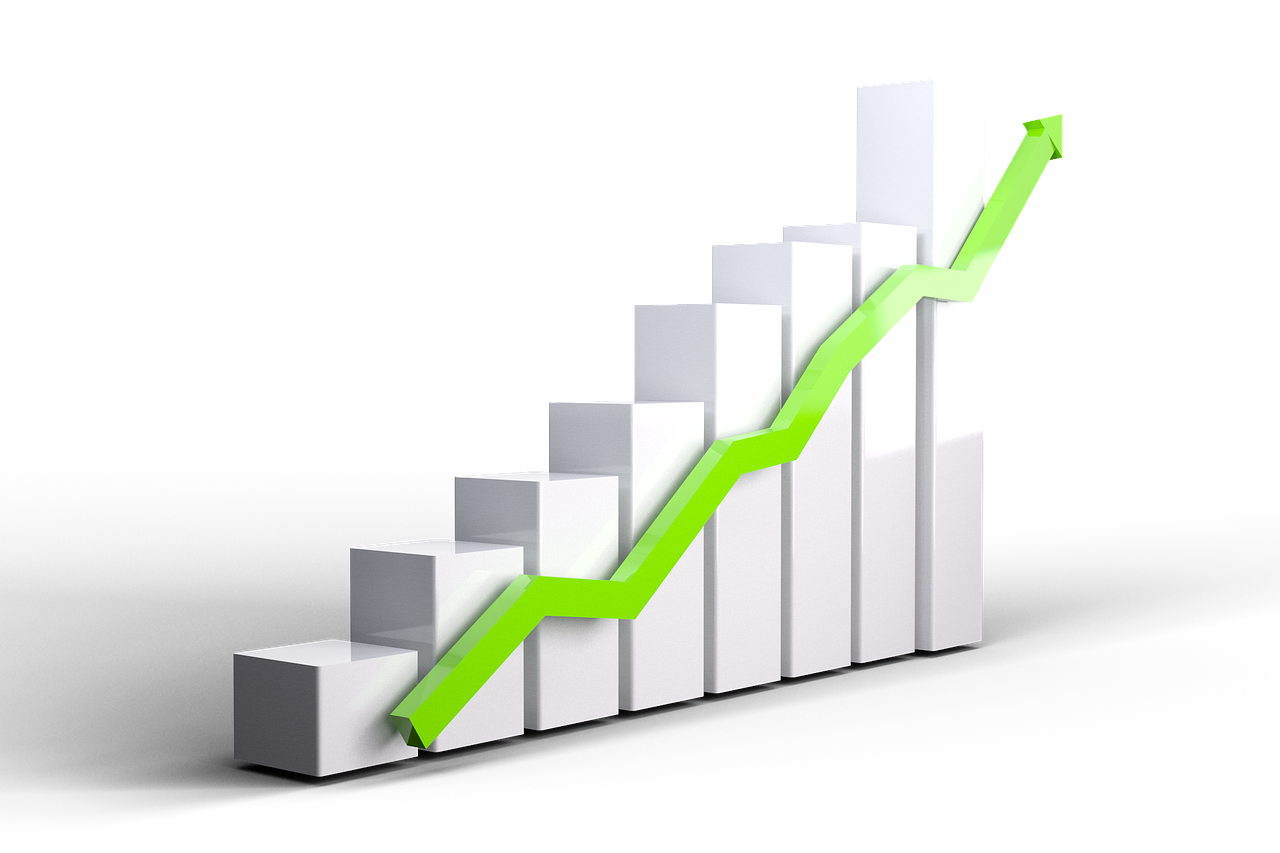 سهم أخضر على أعمدة بيانية صاعدة