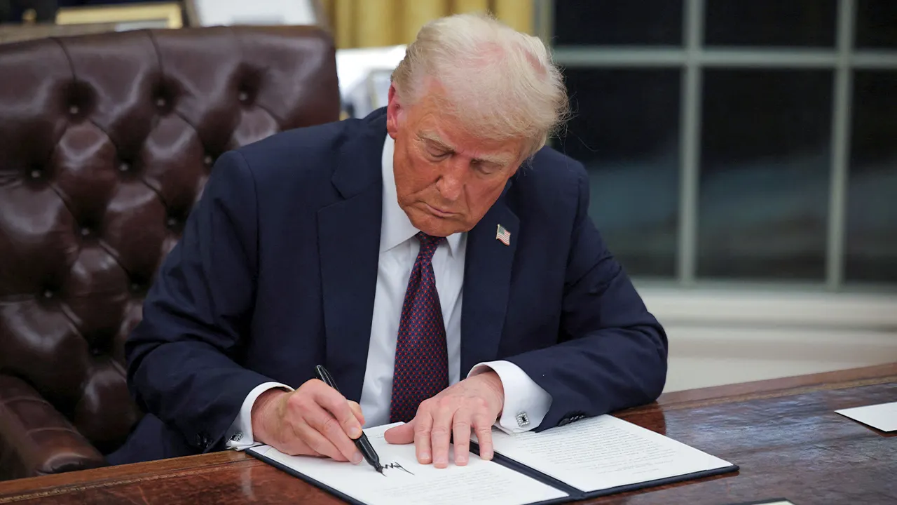 Donald SIgne contrat crypto