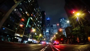 夜の都市で警察のライトが反射する近代的な建物と事件現場の雰囲気
