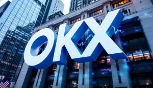 ニューヨーク証券取引所のような建物に表示されたOKXのロゴと株価上昇を示すグラフ
