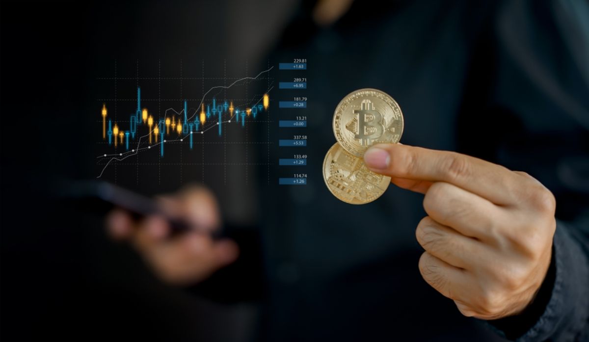 Bitcoin atsigauna, kripto rinka žaliuoja: kur kainos judės toliau?