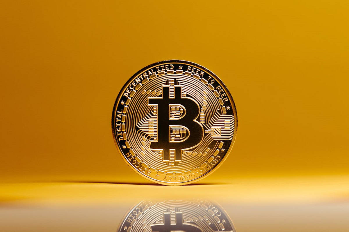 Bitcoin op gele achtergrond