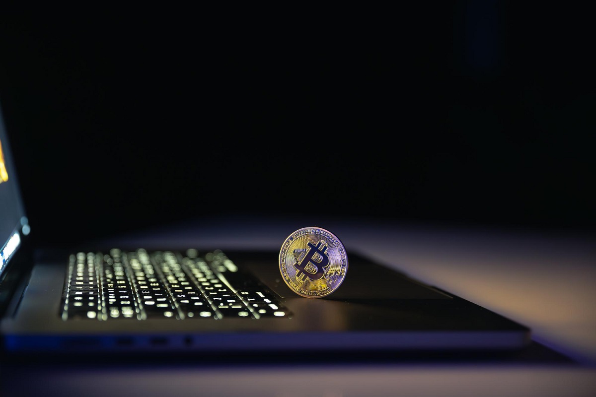 Bitcoin-munt op laptop