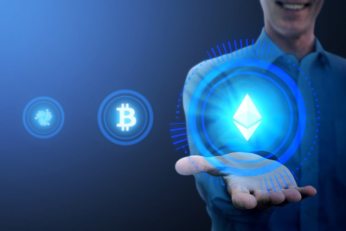 Ethereum-logo op de hand van een mens