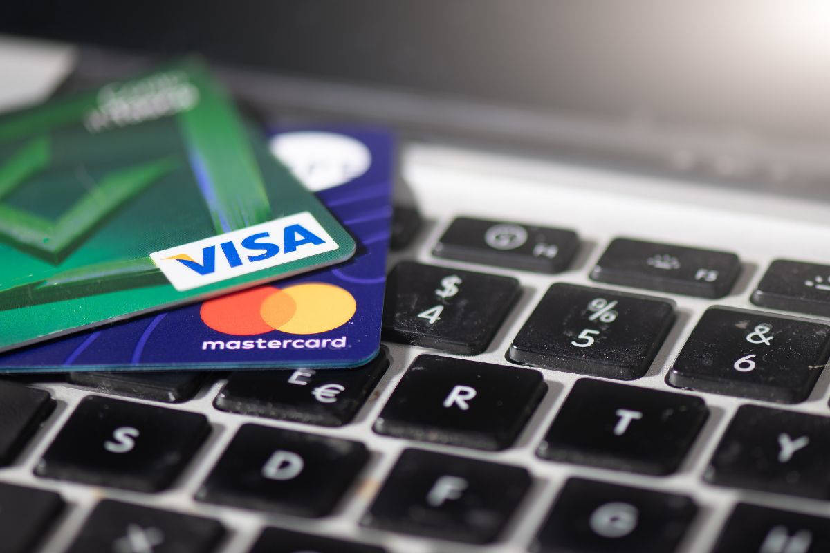 Visa- en Mastercard-kaarten op een laptoptoetsenbord