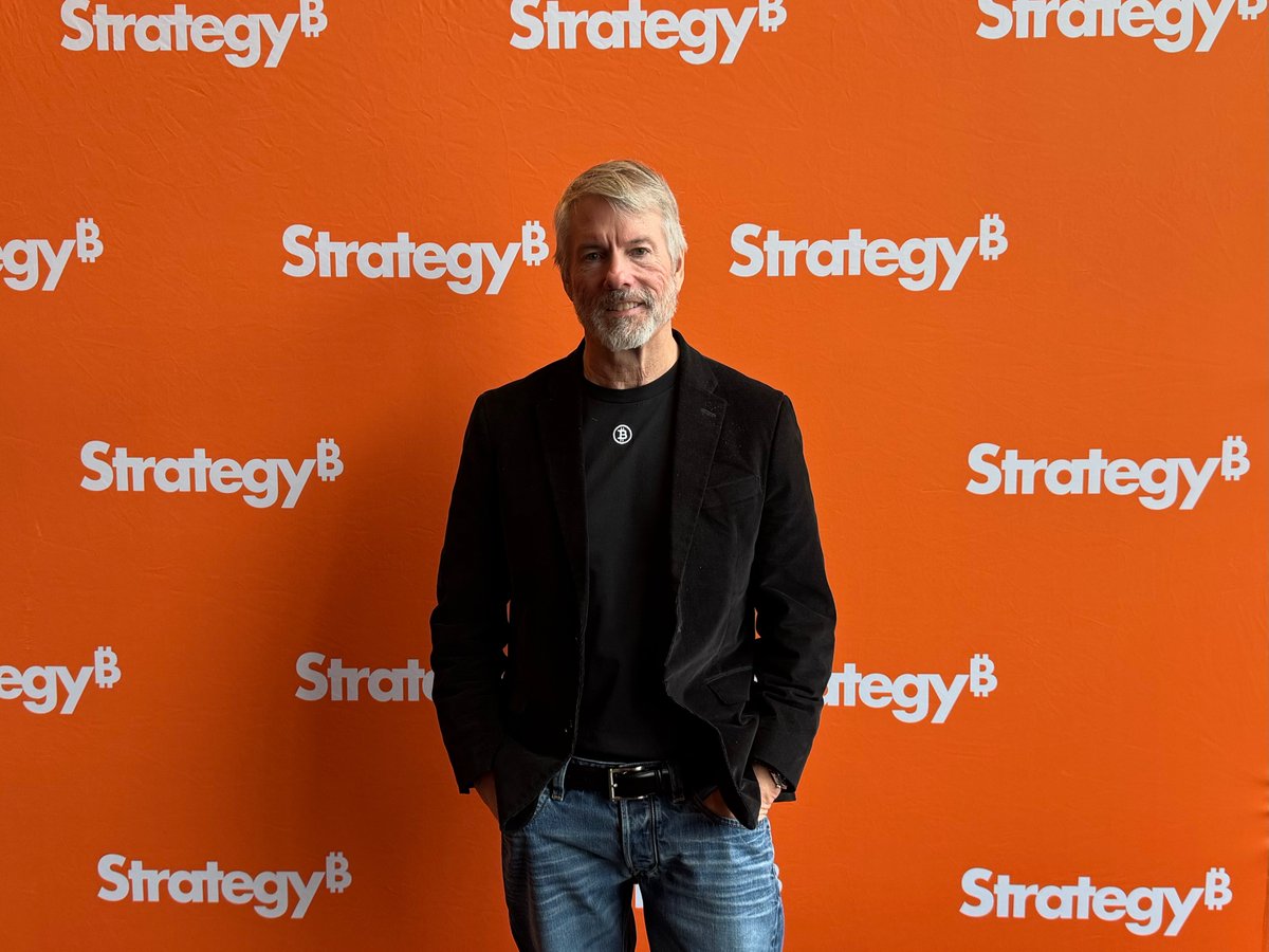 ภาพ Michael Saylor กับฉาพหลังการ Rebrand จาก Micro Strategy เป็น Strategy